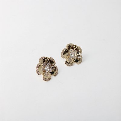 Brinco de Metal Flor Cravejado com Zircônias