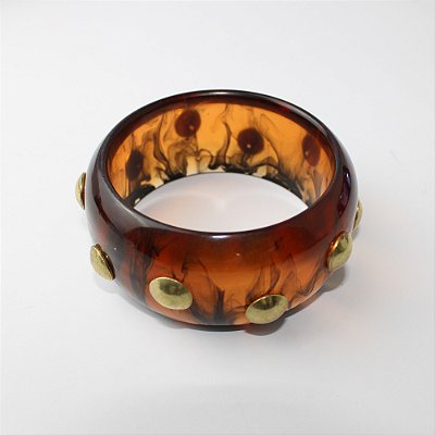 Pulseira Bracelete em Resina com Tachas Douradas