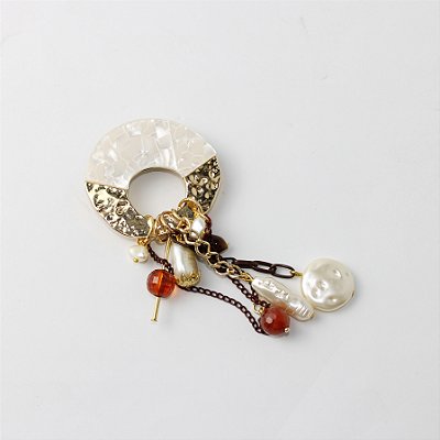 Maxi Broche de Metal com Madrepérola e Pendentes