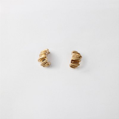 Brinco Argola de Metal Texturizada Croissant Ouro Fosco