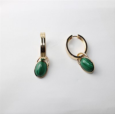 Brinco Argola de Metal Dourado com Pingente de Pedra Verde
