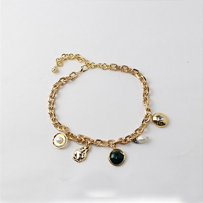 Colar de Metal Curto com Mix de Pingentes Dourado e Verde