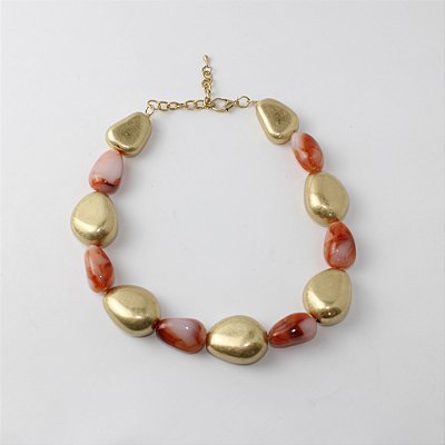 Colar de Metal Curto com Mix de Resina Coral e Dourado