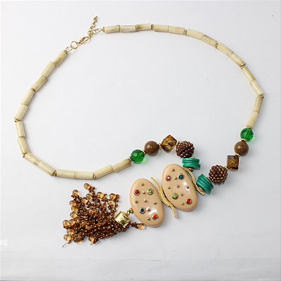 Colar de Resina Longo Marfim e Bege com Pingente Decorado e Tassel