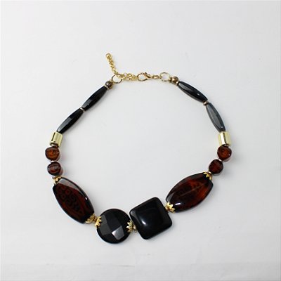 Colar de Metal Curto com Mix de Resinas Preto e Tartaruga