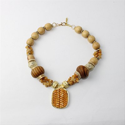 Colar de Metal Curto com Contas de Madeira e Pingente Trama Dourado
