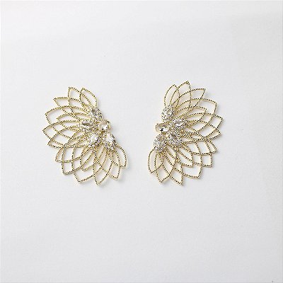 Brinco Metal Vazado Dourado e Cristal