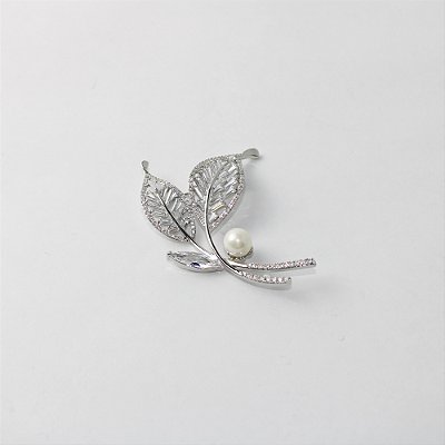 Broche de Metal em Formato de Folha com Pérola e Strass