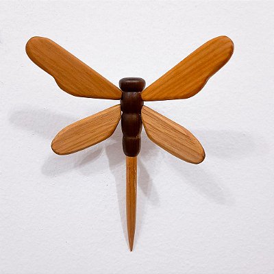 Libélula de madeira para parede