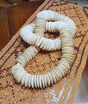 Colar de Mesa Entrelaçado de Cerâmica