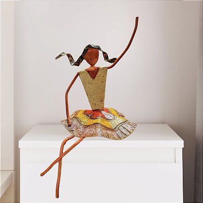 Bailarina sentada de metal