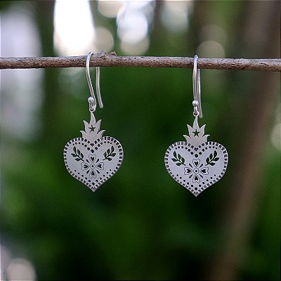 Brinco coração floral