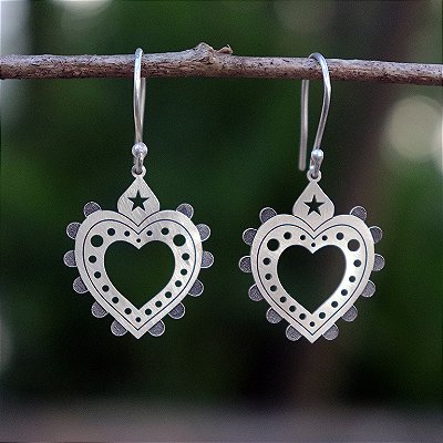 Brinco coração vazado