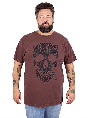 Camiseta Plus Size Estonada Caveira Life Fast Marrom.