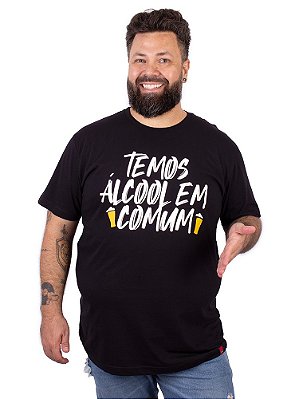 Camiseta Plus Size Cerveja Temos Álcool Em Comum Preta.