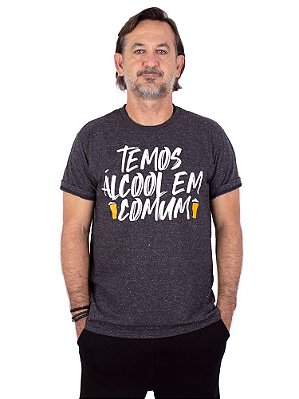 Camiseta Cerveja Temos Álcool Em Comum Botone Preta.