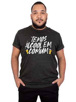 Camiseta Cerveja Temos Álcool em Comum Verde Army.