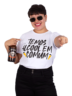 Camiseta Cerveja Temos Álcool Em Comum Branca.