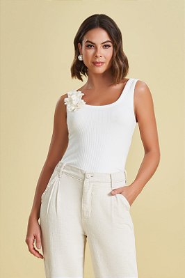 Regata Off White Em Ribana Canelada Com Aplicação De Flor - 105155