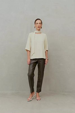 Blusa Plus Size Branca Em Crepe Acompanha Gravata Removível Simple Life - 15403
