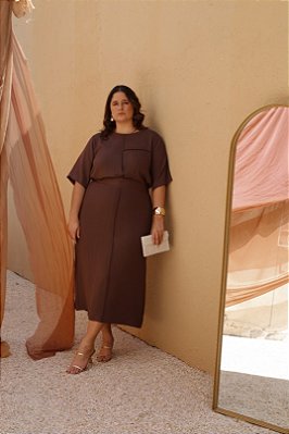 Conjunto Plus Size Marrom De Saia Maxi Midi E Blusa Com Recortes Vocco Plus - 69365