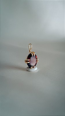 Pingente Queen - ouro amarelo 18k e granada