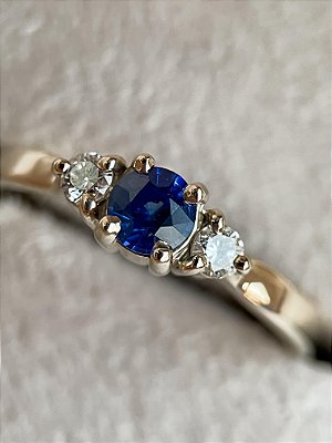 Anel Nina - ouro branco 18k, sem banho de ródio, safira e diamantes