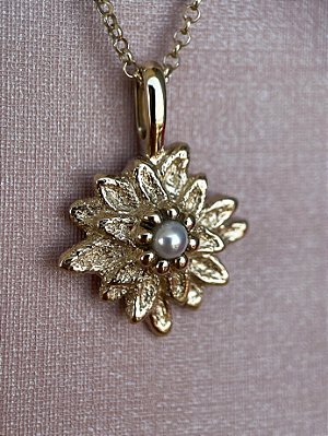 Pingente Edelweiss - ouro branco 18k sem banho de ródio (tonalidade champagne)