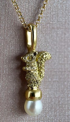 Pingente Esquilo - ouro amarelo 18k e pérola