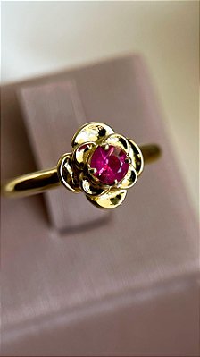 Anel Camélia - ouro amarelo 18K e rubi