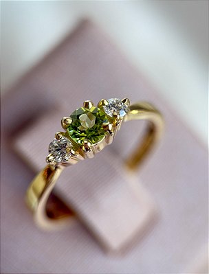 Anel Nina - ouro amarelo 18K, peridoto e diamantes