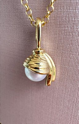 Pingente Moça com Brinco de Pérola - ouro amarelo 18k e pérola
