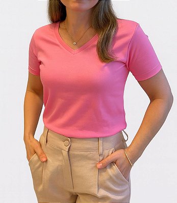 CAMISETA GOLA V ROSA CHICLETE - ALGODÃO EGÍPCIO