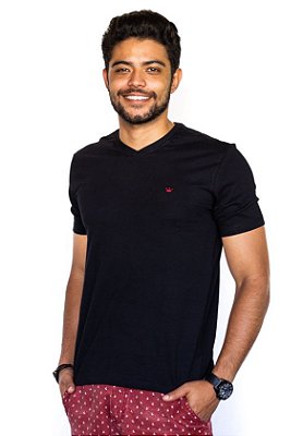 Camiseta Preta Gola V