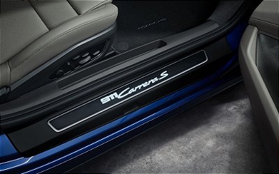Soleiras em alumínio escovado prata escuro, iluminada. PORSCHE CARRERA* IMAGEM ILUSTRATIVA*