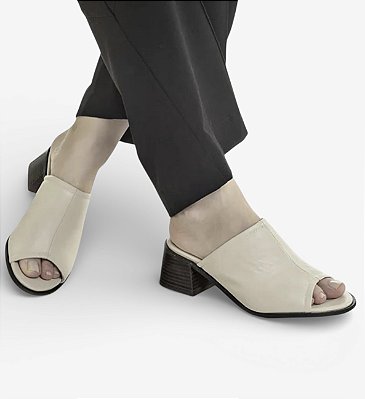 Tamanco off white salto quadrado