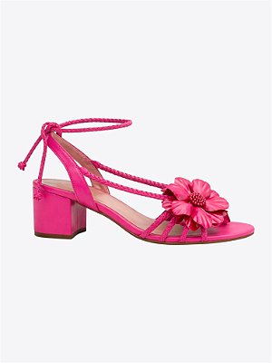 Sandália trançada rosa com flor