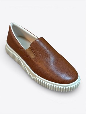 Tênis flat em couro caramelo