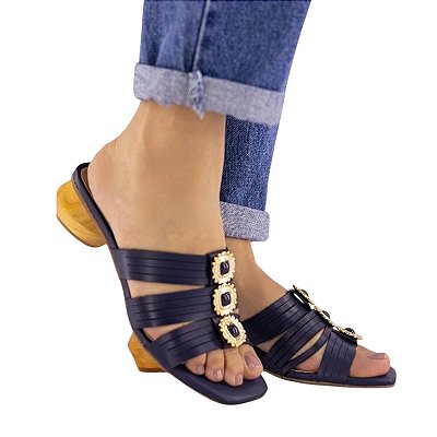 Tamanco azul marinho com broche