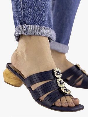 Tamanco azul marinho com broche