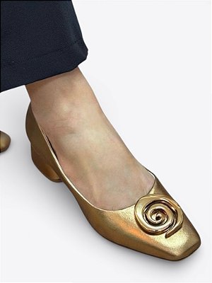 Scarpin chanel cobre com detalhe