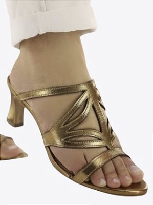 Tamanco recorte cobre salto médio