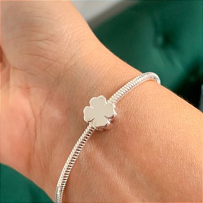 Berloque trevo passante banhado a prata