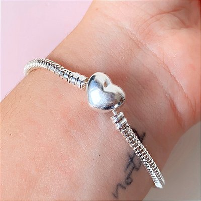 Pulseira de berloques fecho coração banhado a prata