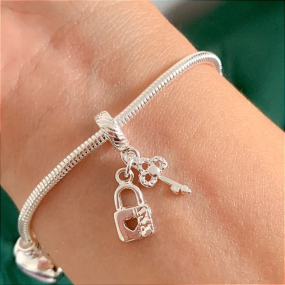 Berloque chave e cadeado banhado a prata