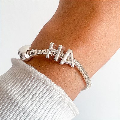 Berloque passante letra banhado a prata