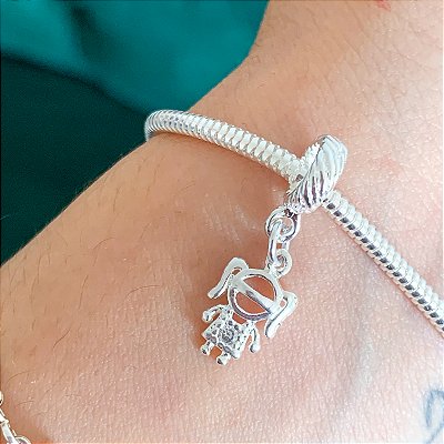 Berloque menina com pedrinha banhado a prata