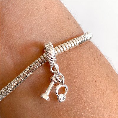 Berloque conjunto fitness banhado a prata