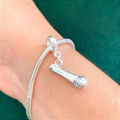 Berloque microfone banhado a prata