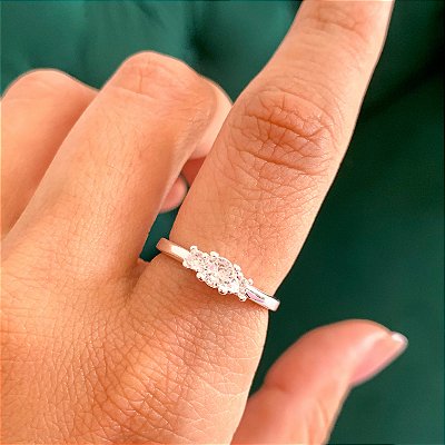 Anel solitário 3 pedras princesa banhado a prata